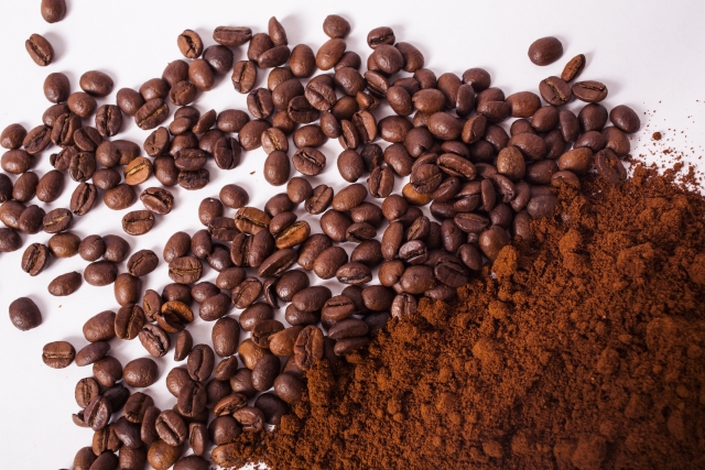 コーヒー豆とコーヒー粉